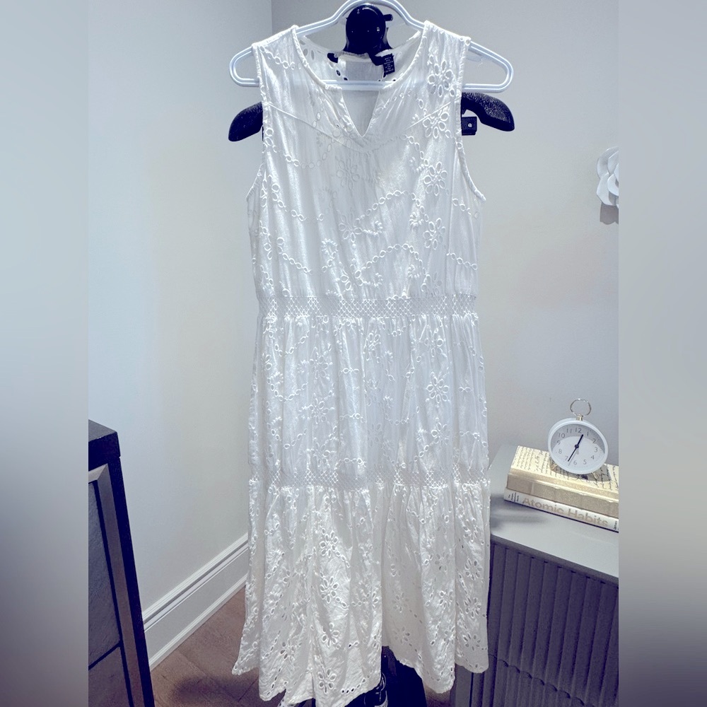 Elegant White Sleeveless Dress